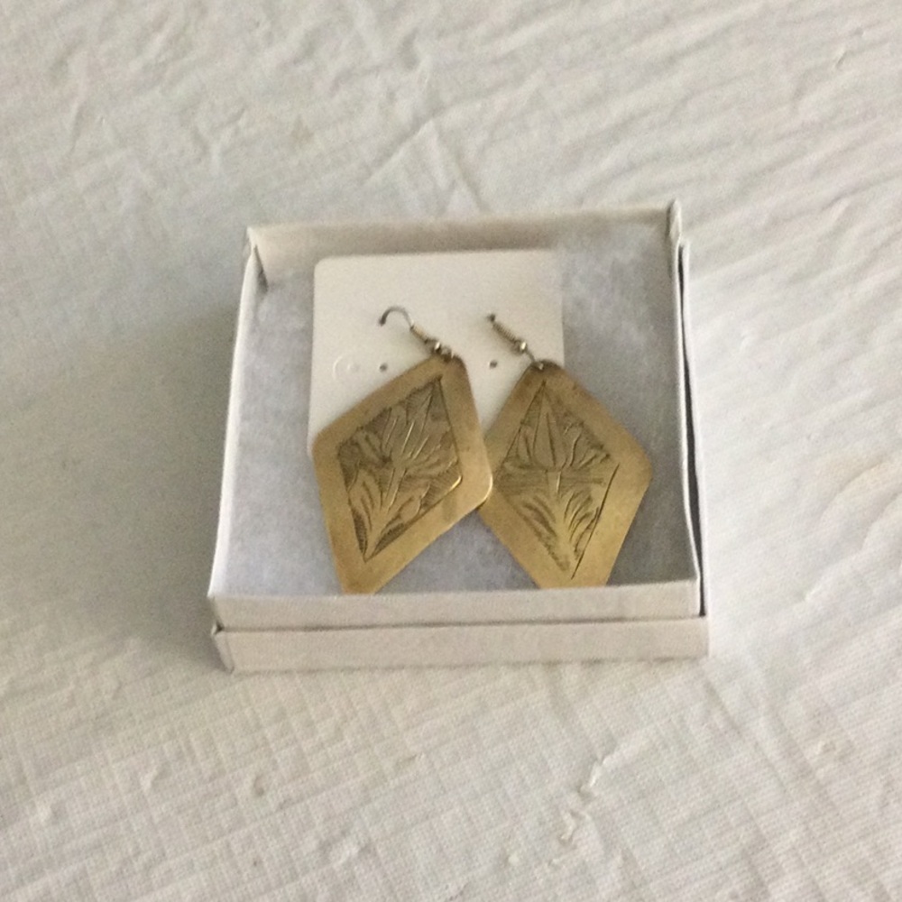 Vintage pair of etch brass earrings - Picture 4 of 5